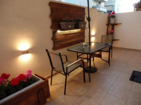 Ellis home with private entrance and nice veranda
